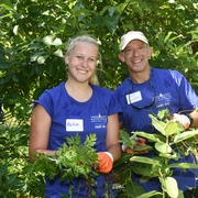 Prof. David Snyder and students help out at Kenilworth Park & Aquatic Gardens.