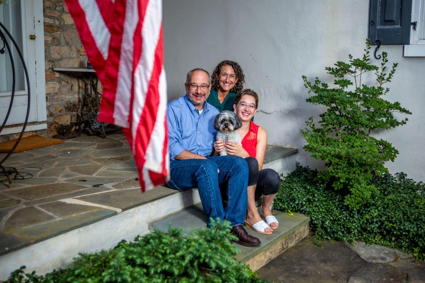 Jordan Yeager ’92, Kathy Boockvar ’93, their daughter Colette, and dog Zoie